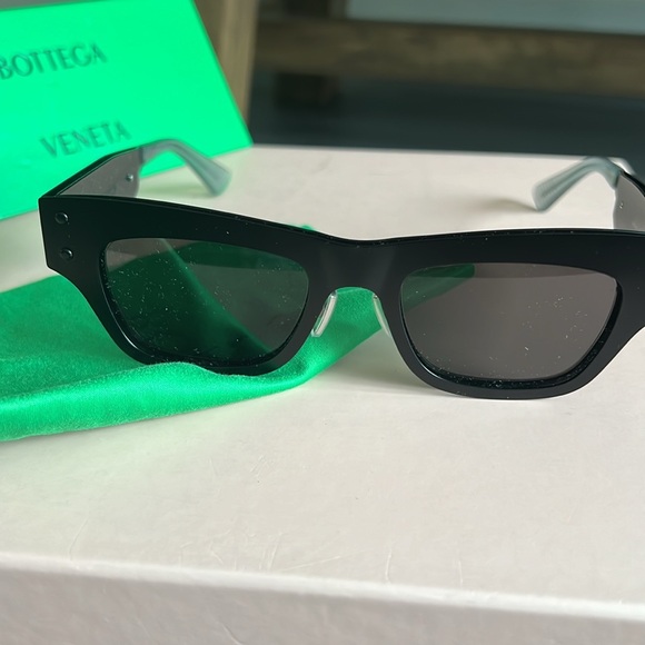 Bottega Veneta Oversized Sunglasses - Black & Silver (Unisex) - Picture 4 of 6